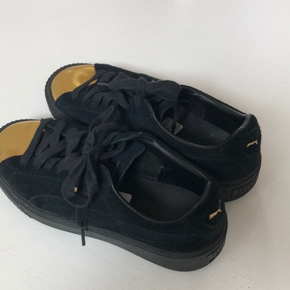 Puma gently used sneaker - Picture 1 of 8